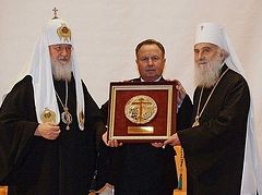 Patriarch Irinej of Serbia receives Orthodox unity award in Moscow