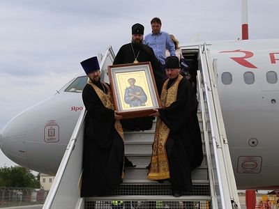 В Махачкалу принесена икона святого праведного Иоанна Русского с частицей мощей