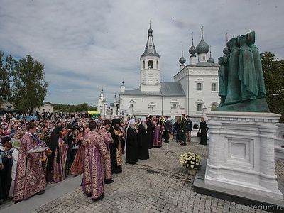 На подворье Никольского монастыря освящен памятник Царственным страстотерпцам