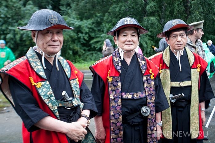 Покажи фото седых японцев. Кабуки-тё синдзюку. Ниномия сонтоку статуи. Ученики морихей уэсиба. Фестиваль гион мацури в японии.