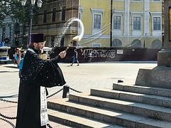 Priest cleanses Odessa city center with Holy Water after LGBT parade