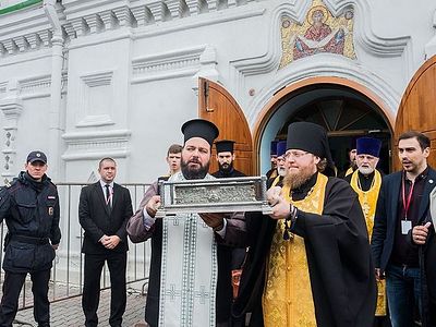 В Красноярске мощам святителя Спиридона Тримифунтского за три дня поклонились около 30 тысяч верующих