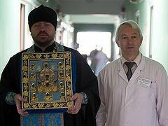 Wonderworking Kursk Root Icon visits sick in Kursk hospitals (+ VIDEO)