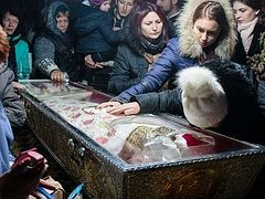 Balkan Saint's Relics Draw Huge Crowds in Romania