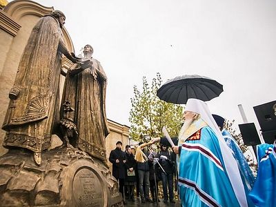 Памятник благоверным Петру и Февронии открыт в Казани в День народного единства
