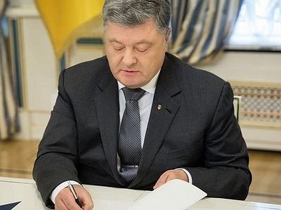 Порошенко подписал закон, обязывающий Украинскую Православную Церковь изменить название