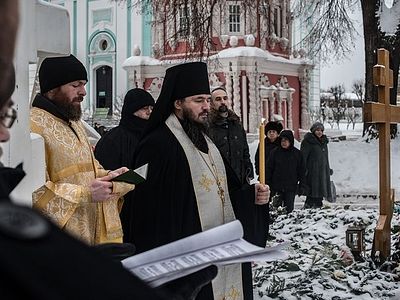 В столетие кончины архиепископа Никона (Рождественского) братия Лавры отслужила панихиду на его могиле