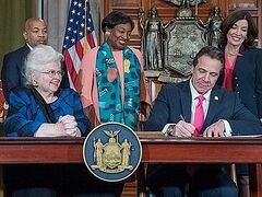 В штате Нью-Йорк закон разрешил аборты вплоть до родов