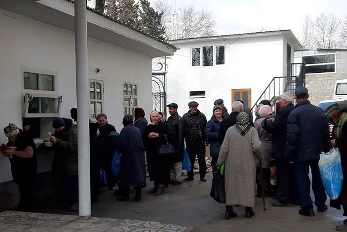 Очередь в благотворительную столовую. Православие в Таджикистане.