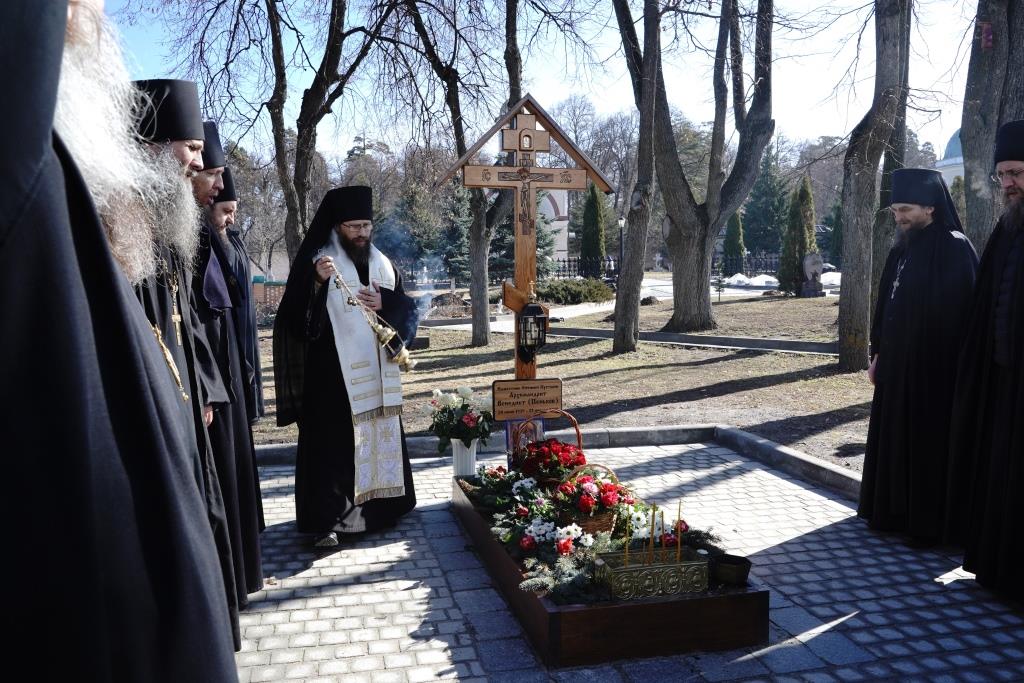 Стрелок в оптиной пустыни. Могила архимандрита Венедикта Оптина пустынь. Оптина пустынь настоятель монастыря.