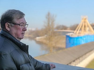 Памятники не предав