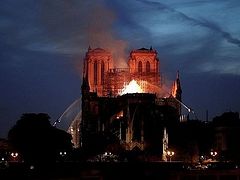 Пожар в соборе Парижской Богоматери потушили не полностью
