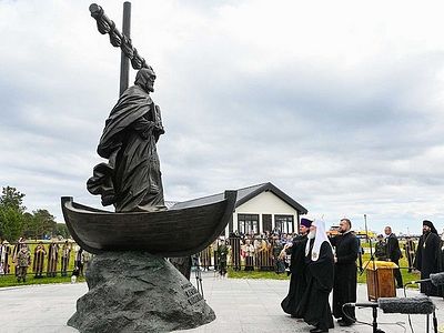 Патриарх Кирилл освятил памятник преподобному Арсению Коневскому на острове Коневец