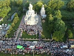Thousands participate in Ukrainian Orthodox cross procession in Bukovina