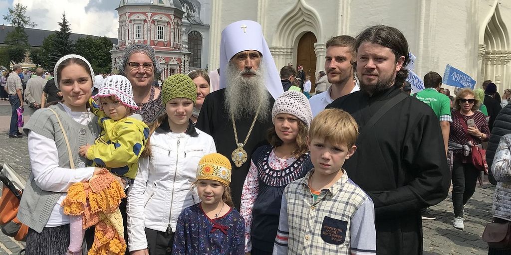 Религиозная семья. Семья в церкви. Православная семья в храме. Православные миряне.