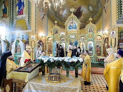 Православные жители Атырау и Уральска встретили Пояс Пресвятой Богородицы