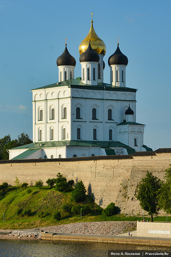 Η Ιερά Μητρόπολη του Πσκοφ (Ο καθεδρικός ναός της Αγίας Τριάδος στο Κρεμλίνο του Πσκοφ)