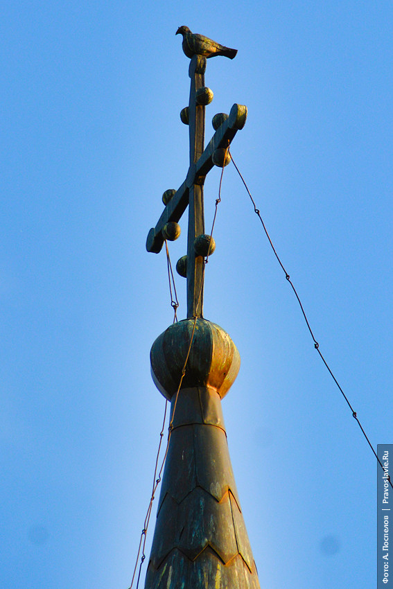 Μεταλλικό περιστέρι στο σταυρό πάνω στην εκκλησία της Κοιμήσεως της Θεοτόκου