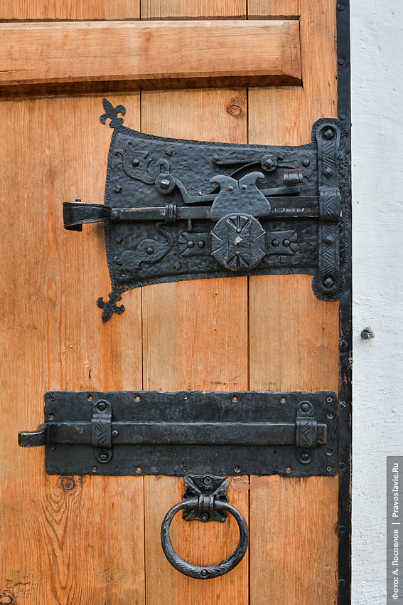 Κλειδαριά στην πόρτα της εκκλησίας της Αγίας Σκέπης