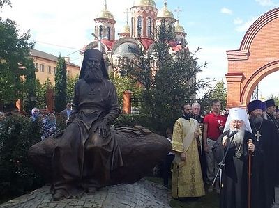 В Домодедово установлен памятник архимандриту Алипию (Воронову)
