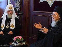 Patriarch Bartholomew regifts cross from Patriarch Kirill to Athonite abbot who recognizes schismatics