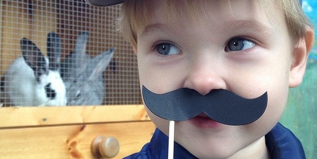 Смешная борода. Сами с усами. Они сами с усами. Прикольные стрижки бороды. Усы у мальчиков.