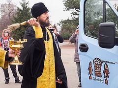 “Bus of Mercy” for homeless blessed in St. Petersburg