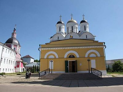 Монастырь основателем стоит