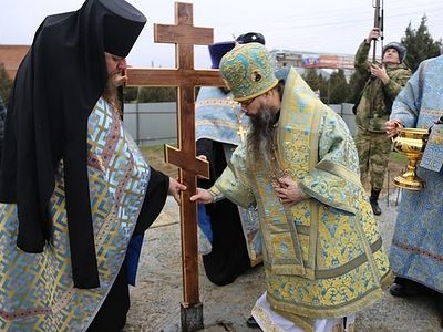 Архиепископ Махачкалинский Варлаам совершил чин освящения закладного камня и водружение креста на месте строительства войскового храма в Грозном