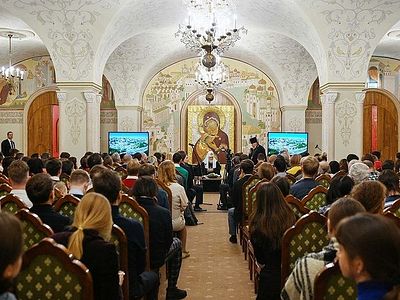 Предстоятель Русской Церкви встретился с молодыми реставраторами и волонтерами, восстанавливающими храмы