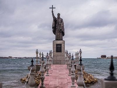 Памятник священномученику Клименту Римскому освящен в Крыму