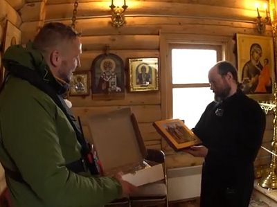 Передача иконы из Псково-Печерского монастыря на российскую полярную станцию «Беллинсгаузен»