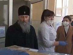 Metropolitan Onuphry delivers ventilator and protective suits to children’s hospital in Chernivtsi