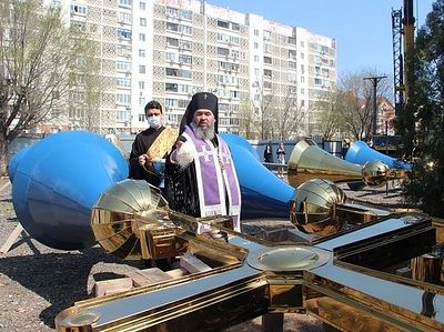 Архиепископ Элистинский Юстиниан освятил накупольные кресты для кафедрального собора равноапостольных Кирилла и Мефодия в Элисте