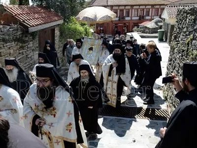 В столице Афона совершили Крестный ход с молитвой о прекращении пандемии