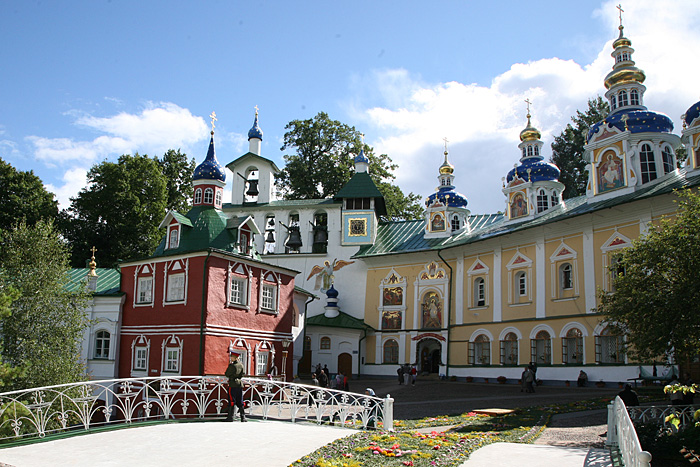 Печерский монастырь требы. Карета в Псково Печерском монастыре.