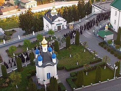 Крестный ход с мощами преподобного Амфилохия состоялся в Почаевской лавре