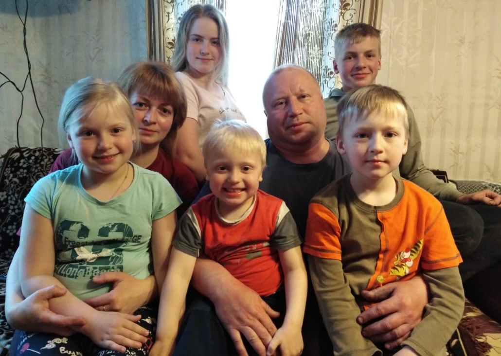 Новгородская область многодетные семьи. Многодетные семьи Тверской области. Семья с 5 детьми. Многодетная семья 16 детей. Тверская многодетная семья.