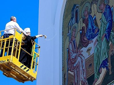 В праздник Святой Троицы глава Курганской митрополии освятил восьмиметровую мозаичную икону на Троицком соборе Кургана