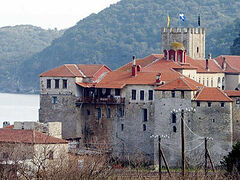 Authorities evict monks from two properties of Athonite Esphigmenou Monastery in Greece