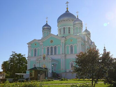 На ряде телеканалов и сайтов проходит прямая трансляция богослужений Серафимовских торжеств