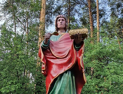 У храма в честь великомученика Пантелеимона в Екатеринбурге установлен памятник святому целителю