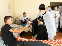 Патриарший экзарх всея Беларуси навестил людей, пострадавших в ходе протестных акций