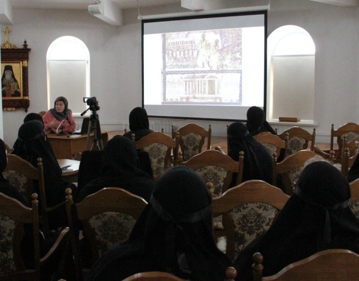 Искусствовед, профессор МДАН В. Квливидзе проводит для сестер лекцию по церковному искусству