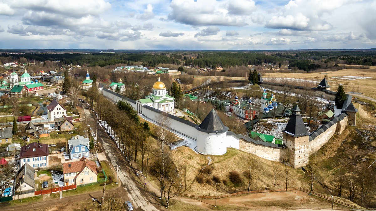 Печорская лавра псковская. Город Печоры Псковская область. Псков Печерский монастырь сверху.