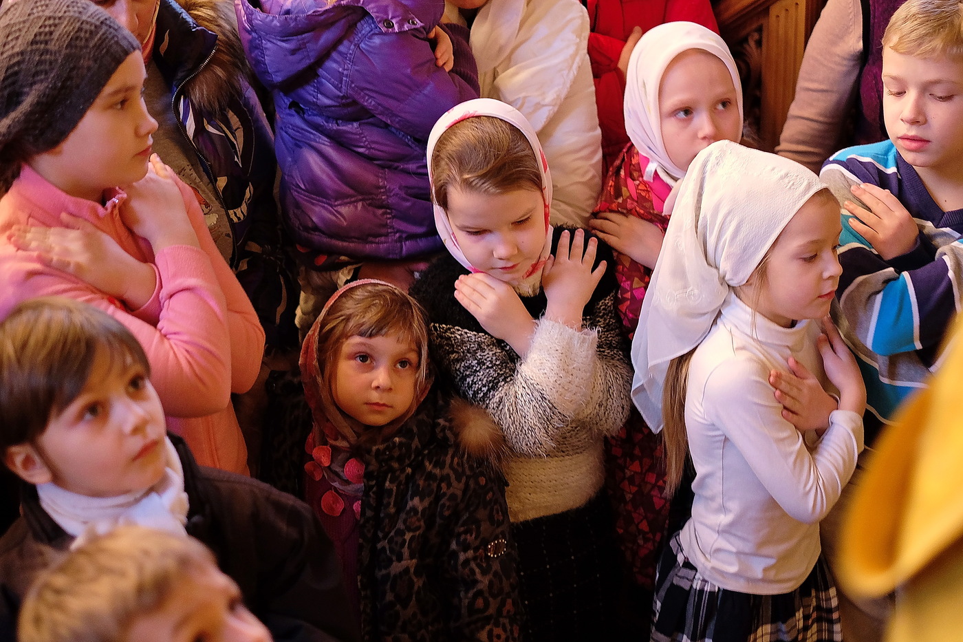 Дети в церкви. Дети в храме. Дети в православном храме. Детям о православии. О храме. Дети молятся в храме.