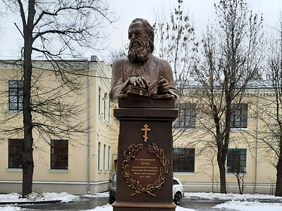 В парке Больницы Святителя Алексия установили скульптуру святителя Луки