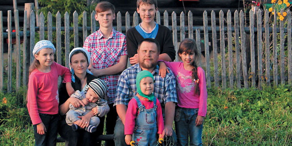 Семья переехала из москвы. Многодетная семья в деревне. Дом в деревне для многодетной семьи. Семья переехала в село.