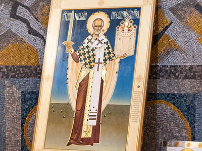 В Москве освятили уникальную икону «расстрелянного» святителя Николая Чудотворца