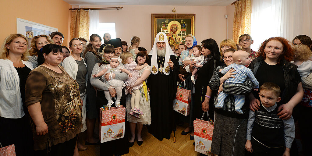 Стояла женщина в окне и на руках любовь держала